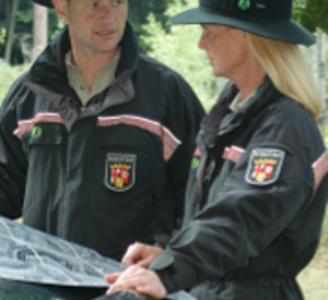 Försterin und Förster in Mitarbeiterbekleidung, Foto: Landesforsten RLP/Hermann Dörre Försterin und Förster in Mitarbeiterbekleidung, Foto: Landesforsten RLP/Hermann Dörre