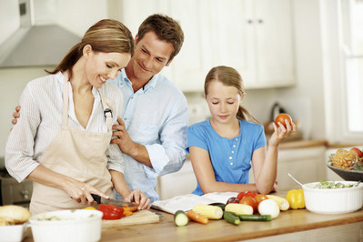 Familie beim gemeinsamen Kochen
