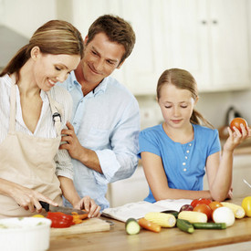 Lebensmittel selbst zubereiten Familie beim gemeinsamen Kochen