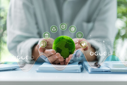 Digitalisierung im Umweltbereich Mensch hält grünen Erdball in Händen, im Vordergrund Umwelt-Icons