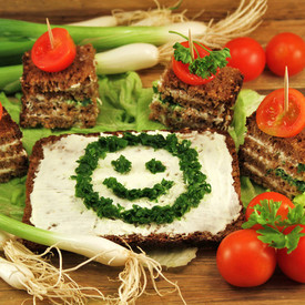 Ernährung Frühstücksbrot mit Gemüse und Kräutern
