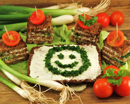 Frühstücksbrot mit Gemüse und Kräutern