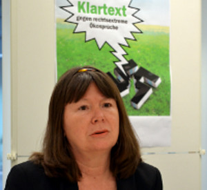 Umweltminsiterin Ulrike Höfken bei der Vorstellung der Klartext-Broschüre Umweltminsiterin Ulrike Höfken bei der Vorstellung der Klartext-Broschüre
