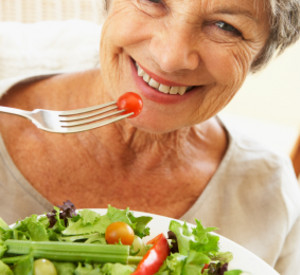Seniorin mit Salatteller, Foto: istockphoto Seniorin mit Salatteller, Foto: istockphoto