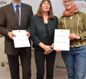 Umweltministerin Höfken mit den Preisträgern Umweltministerin Höfken mit den Preisträgern