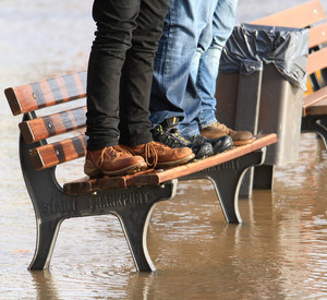 Keine nassen Füße Menschen stehen bei Hochwasser auf einer Bank