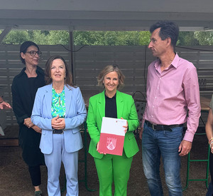 Klimaschutzministerin Katrin Eder überreicht im Tierheim Trier den Förderbescheid über 400.000 Euro