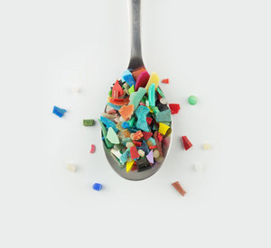 Spoon full of microplastics. Plastic pollution concept. Löffel voll mit Mikroplastik