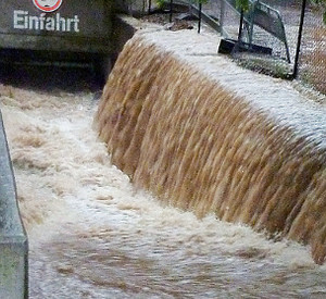 Überflutete Einfahrt nach Starkregen Überflutete Einfahrt nach Starkregen