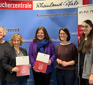 Umweltministerin Katrin Eder überreicht in der Verbraucherzentrale die beiden Förderbescheide