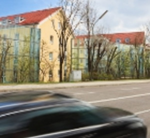 Schnell fahrendes Auto auf Schnellstraße vor Wohnhäusern. Foto: Istockphoto Schnell fahrendes Auto auf Schnellstraße vor Wohnhäusern. Foto: Istockphoto