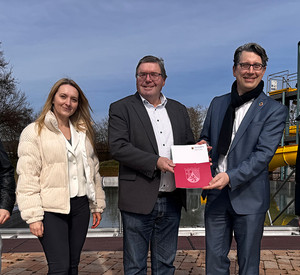 Michael Hauer übergibt den Förderbescheid an Christian Scholtes
