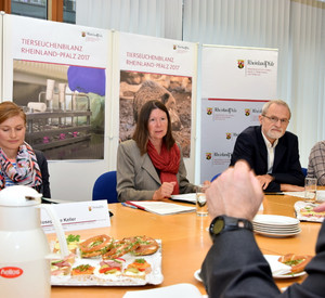 Umweltministerin Ulrike Höfken und Dr. Stefan Bent, Präsident des Landesuntersuchungsamtes, stellen die Tierseuchenbilanz 2017 vor.