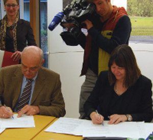 Ulrike Höfken und Norbert Schindler bei der Vetragsunterzeichnung Ulrike Höfken und Norbert Schindler bei der Vetragsunterzeichnung