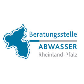 Beratungsstelle Abwasser Das Bild zeigt das Logo der „Beratungsstelle Abwasser Rheinland-Pfalz“. Links ist eine stilisierte blaue Karte von Rheinland-Pfalz zu sehen. Rechts daneben steht in blauer Schrift „Beratungsstelle ABWASSER“ und darunter in grauer Schrift „Rheinland-Pfalz“.