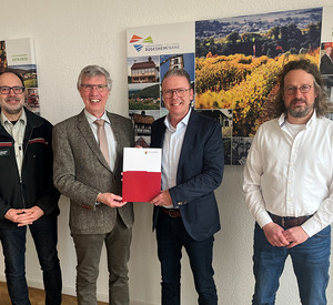 Staatssekretär Dr. Erwin Manz übergibt den Förderbescheid an Bürgermeister Markus Lüttger