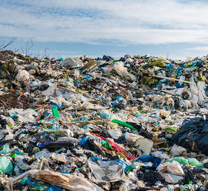 Waste dump concept, Pile of garbage, garbage dump Müllberg mit Textilabfällen