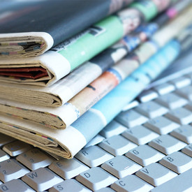Pressestelle Zeitungen auf Laptop