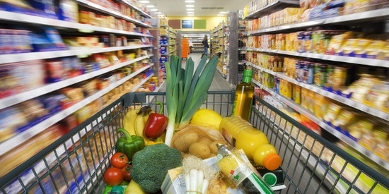 Gesundheitlicher Verbraucherschutz Gefüllter Einkaufswagen im Geschäft