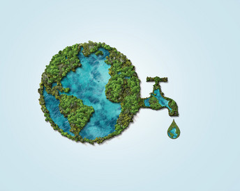 Grundwassermenge: Wie wird sie erfasst und bewirtschaftet? Erde als Kugel mit Wasserhahn daran befestigt. Wasserhahn tropft einen Wassertropfen. Symbolische Darstellung von Wassereinsparung und Umweltschutz. hellblauer Hintergrund.