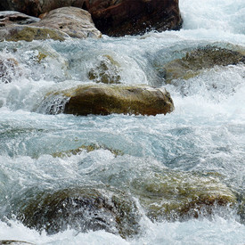 Wasser Rauschender Fluss mit Steinen