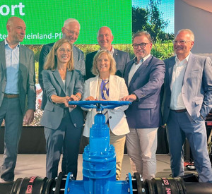 Gruppenbild symbolische Inbetriebnahme der "Eifelpipeline"