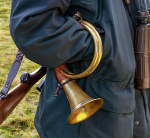 Jäger mit Gewehr, Fernglas und Horn