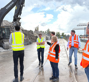 Klimaschutzministerin Katrin Eder beim Besuch des Baustoff-Recyclingunternehmens Scherer & Kohl