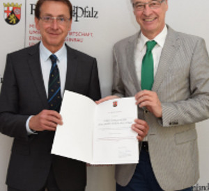 Preisträger Dr. Werner Scheuer und Umweltstaatssekretär Dr. Thomas Griese Preisträger Dr. Werner Scheuer und Umweltstaatssekretär Dr. Thomas Griese