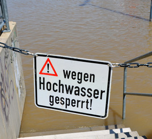 Hochwasser Mainz_01 Schild "Wegen Hochwasser gesperrt"