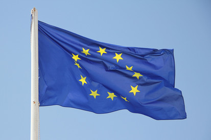 Wir machen Gewässer lebendig! Europafahne weht im Wind