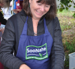 Ulrike Höfken auf dem Bauernmarkt in Bad Kreuznach, Foto: SooNahe Ulrike Höfken auf dem Bauernmarkt in Bad Kreuznach, Foto: SooNahe