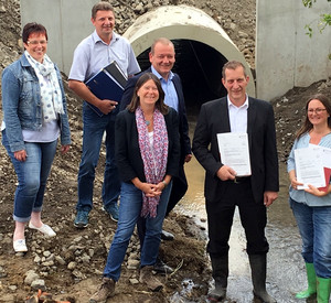 In Polch übergibt Umweltministerin Höfken Förderbescheide für die Renaturierung zweier Bäche.