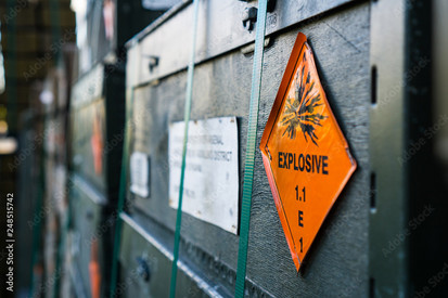 Sprengstoffe Kiste mit explosivem Inhalt