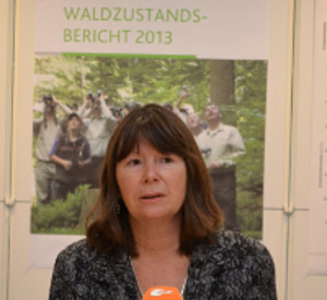Forstministerin Ulrike Höfken bei der Vorstellung des Waldzustandsberichts Forstministerin Ulrike Höfken bei der Vorstellung des Waldzustandsberichts