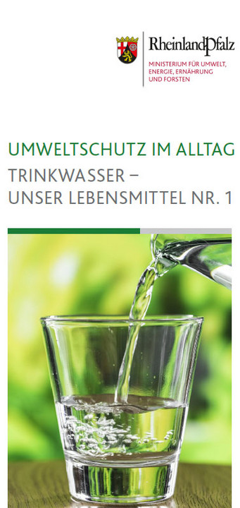 Titelseite des Flyers "Umweltschutz im Alltag: Trinkwasser – Unser Lebensmittel Nummer eins
