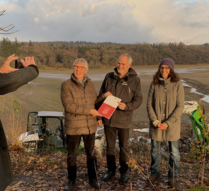 Umweltstaatssekretär Erwin Manz übergibt den Förderbescheid an Christian Unselt, Vorsitzender der NABU-Stiftung Nationales Naturerbe, Rechts im Bild: Inés Noll (NABU)