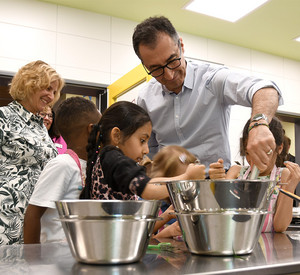 Cem Özdemir und Katrin Eder mit Kindern in der Küche der Kita St. Laurentius
